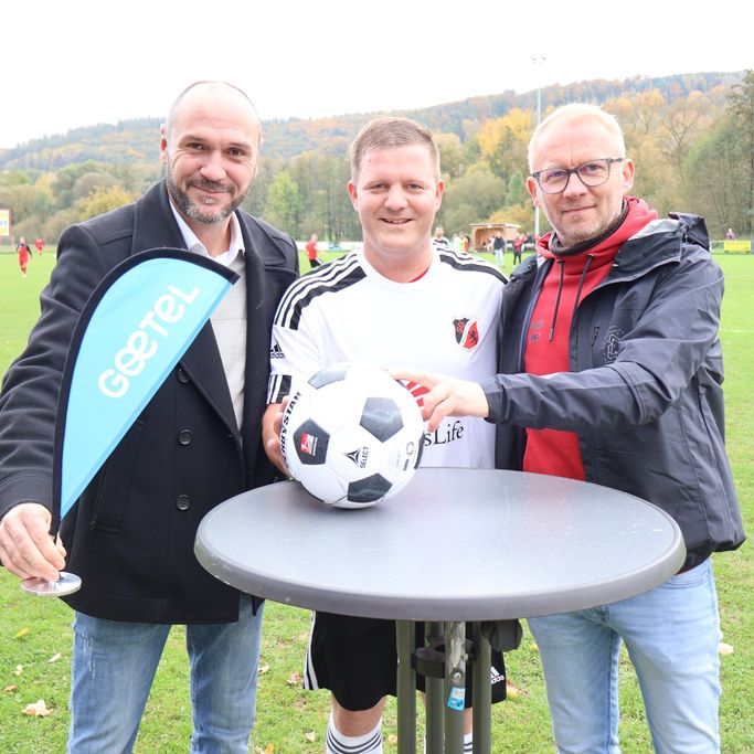 Menschen aus dem Vereinsumfeld gemeinsam am Sportplatz